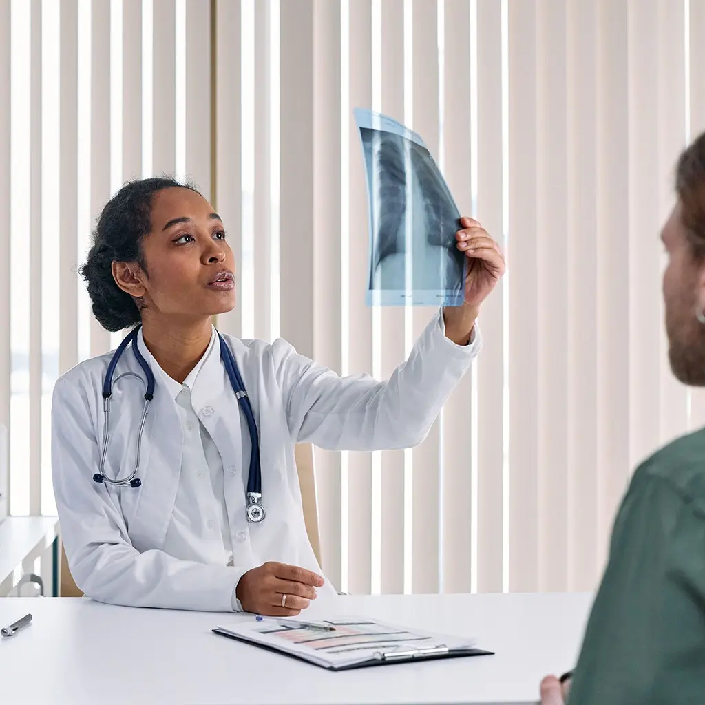 Profesional médica revisando una radiografía